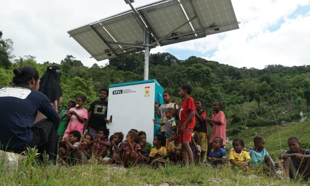 nasrul dan zaki bersama anak anak di kampung coisi