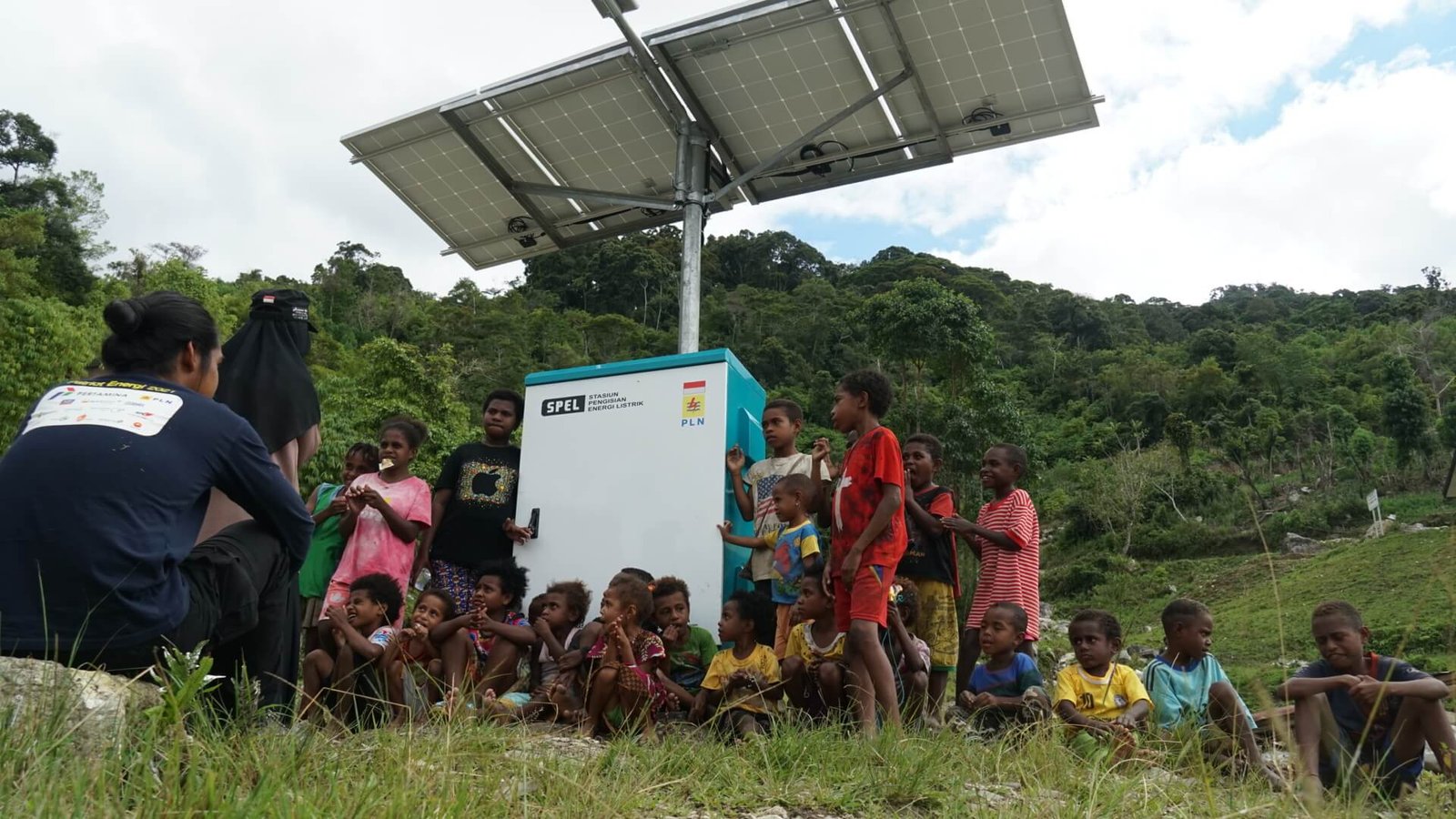nasrul dan zaki bersama anak anak di kampung coisi